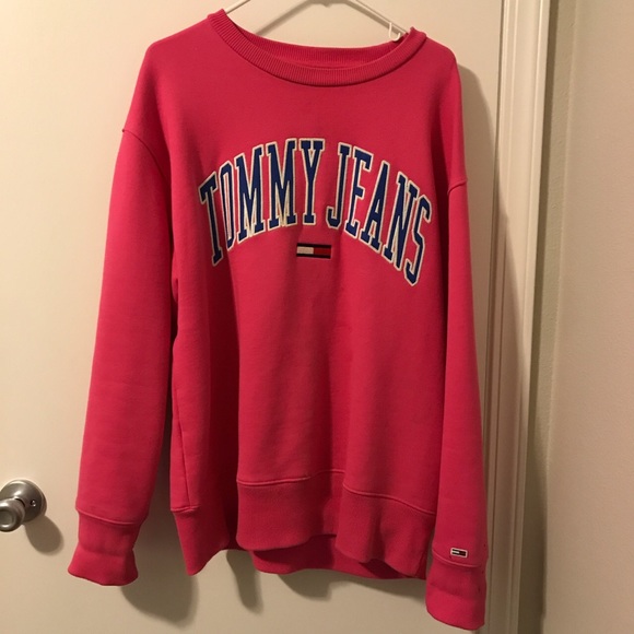L Pink Tommy Sweatshirt 🤫❄️ - Picture 2 of 4